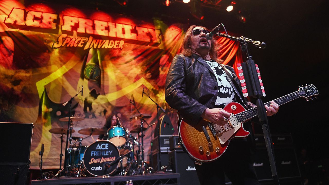 Музикалният свят отдаде почит на покойния китарист и съосновател на групата "Кис" Ейс Фрели