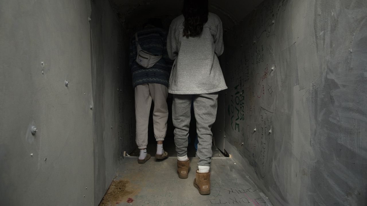 В тунелите на Хамас: Какво са преживели израелските заложници