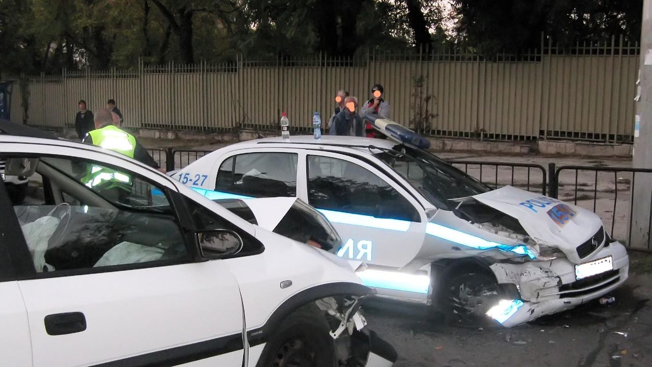 Пиян джигит нацели две патрулки пред районно