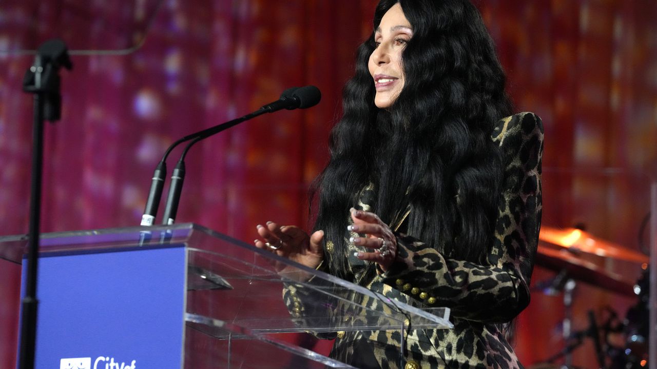 Тя е като вихрушка от звук и светлина, които обхващат