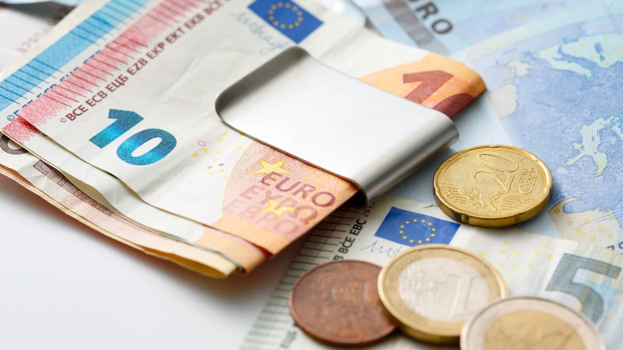 За периода януари - август търговският баланс е отрицателен в