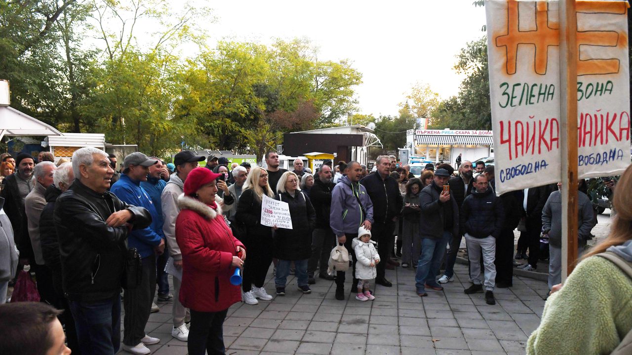 Жители на квартал Чайка във Варна отново излязоха на протест