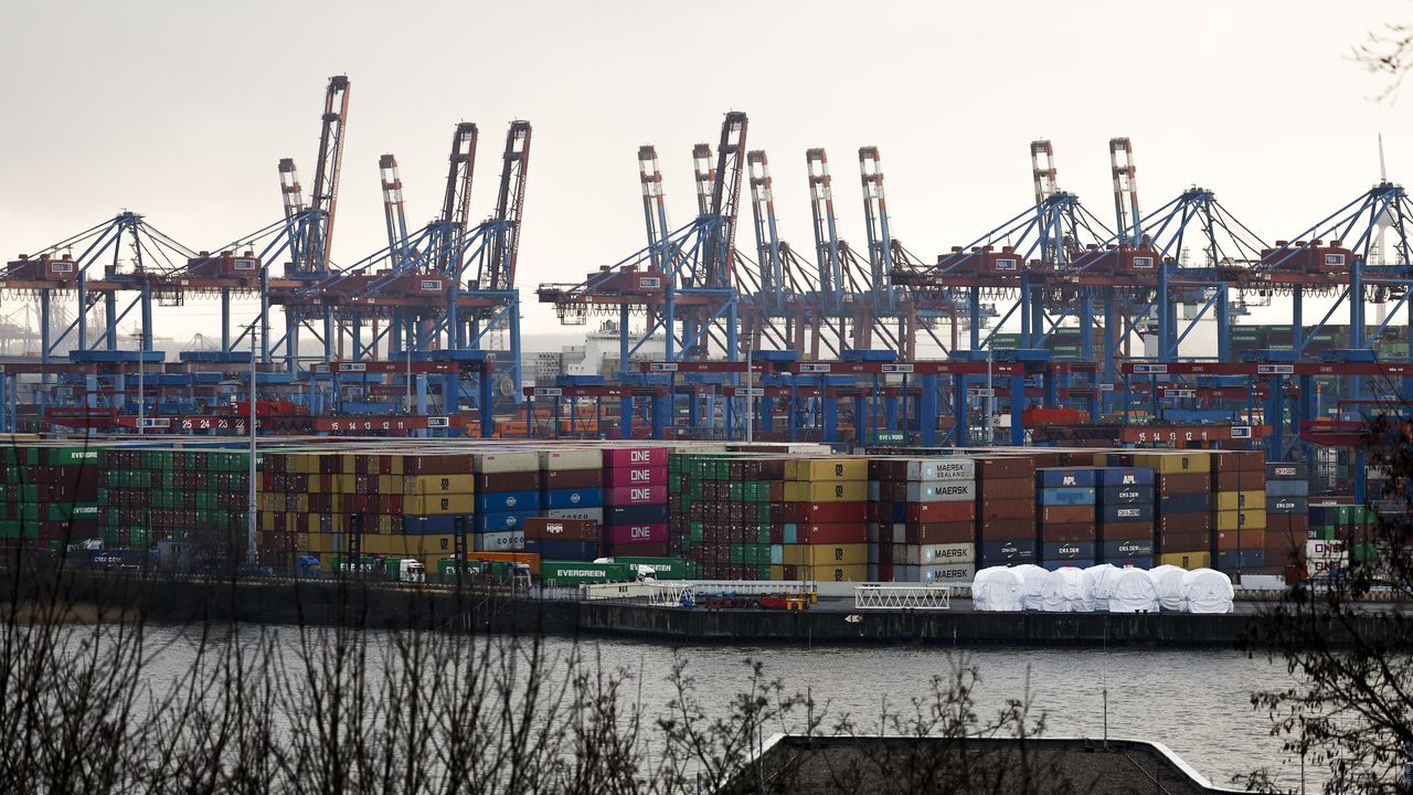 Специален драгажен кораб изкопава дъното, товари наносите и ги депонира