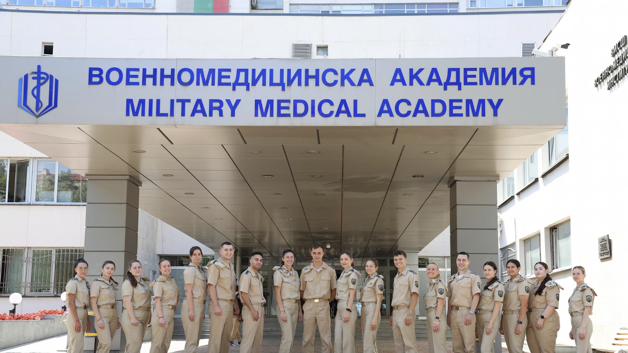 Третият випуск военни лекари получава офицерски пагони във ВМА