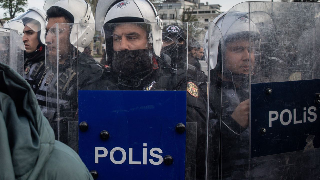 Арестуваха 71 души в Турция за предполагаеми връзки с движението на проповедника Гюлен