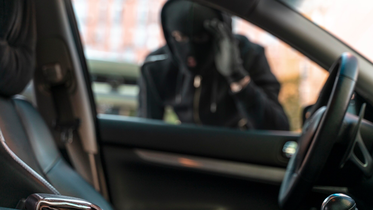 Мъж инсценира кражба на колата си, за да не ходи на пазар с жена си - грозят го до 2 г. затвор