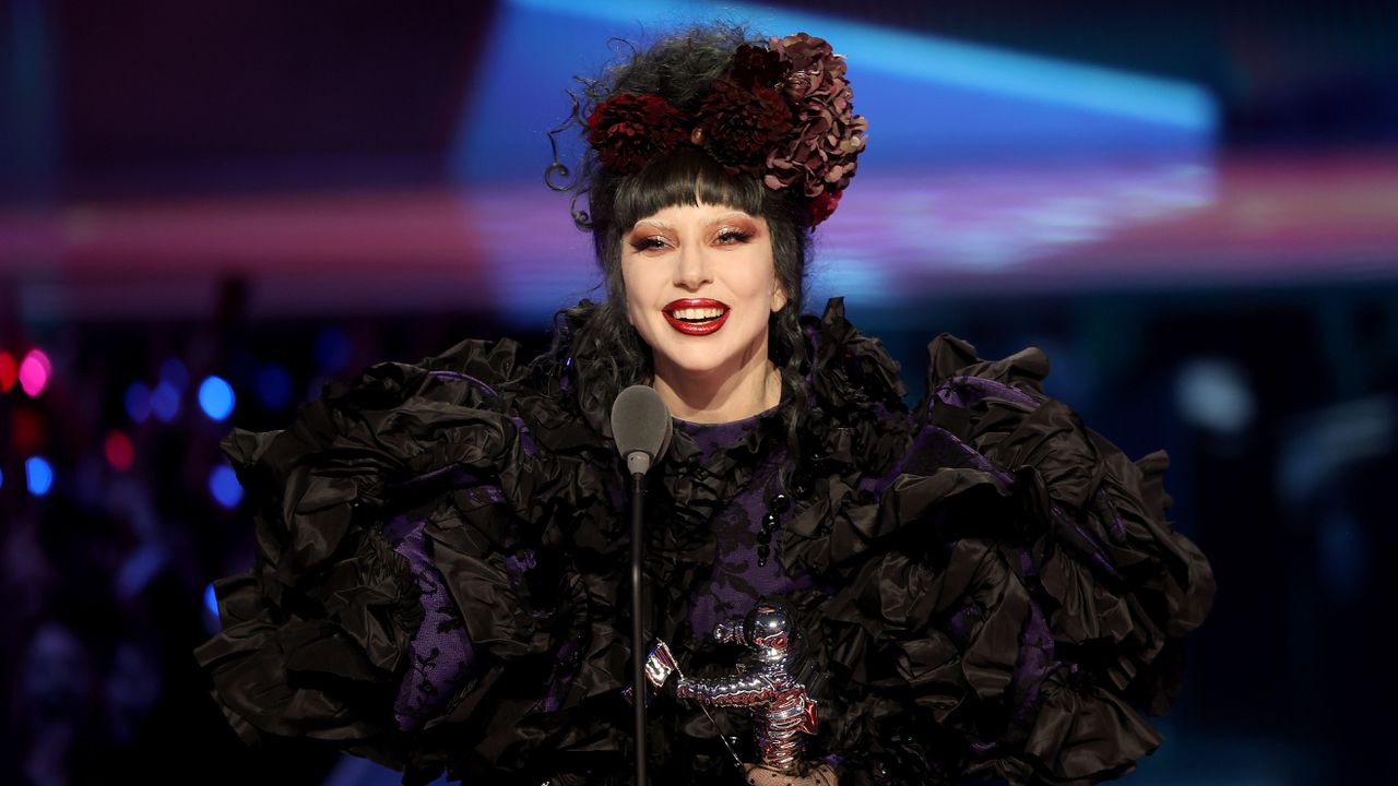 Тогава, паралелно с работата по филма и подготовката за турнето