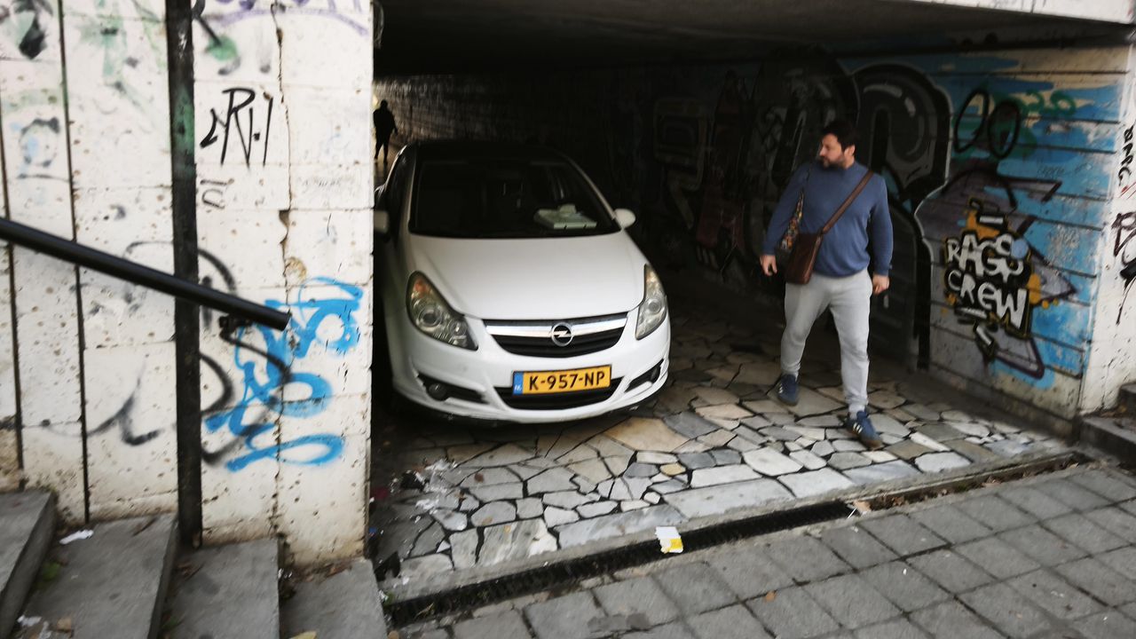 Кола с чуждестранна регистрация е паркирала в подлез във Варна