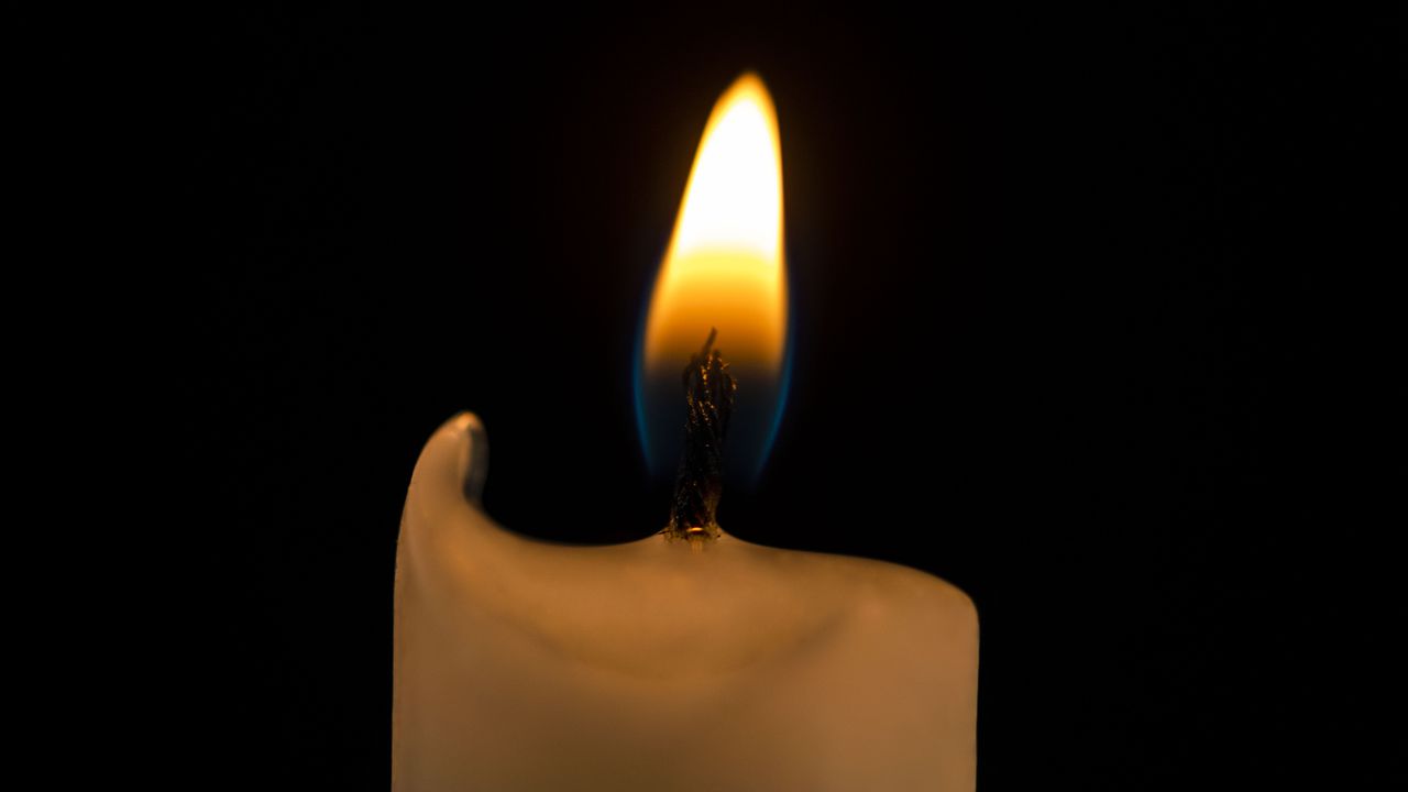 Свещ предизвика пожар в къща в Русенско