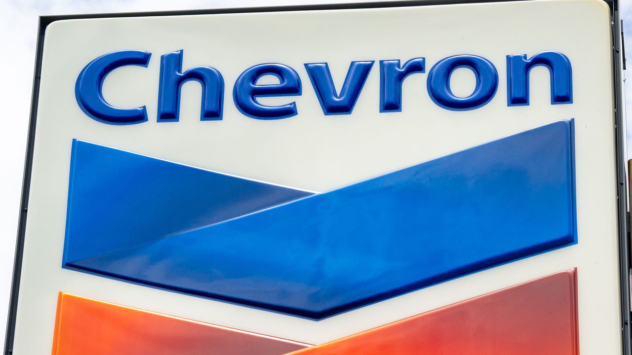 „Шеврон“ проучва варианти за купуване на активи на „Лукойл“