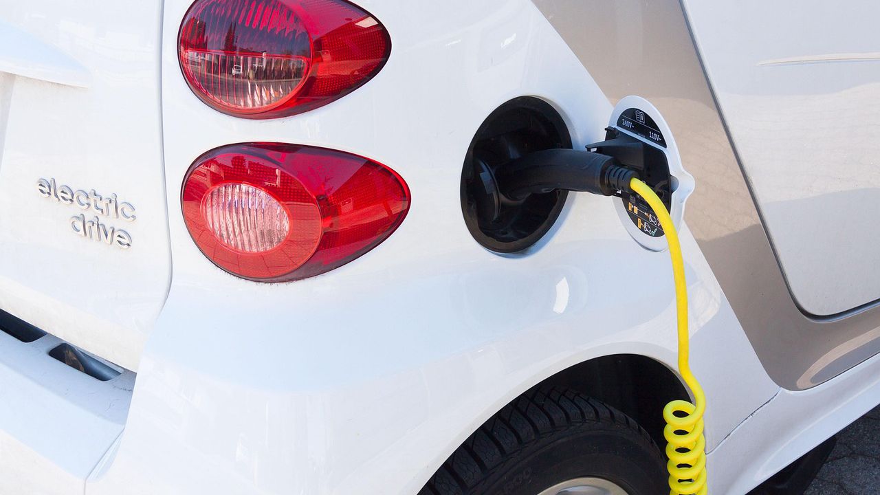 ЕС отпуска средства на България за развитие на зарядни станции за леки и тежкотоварни електромобили