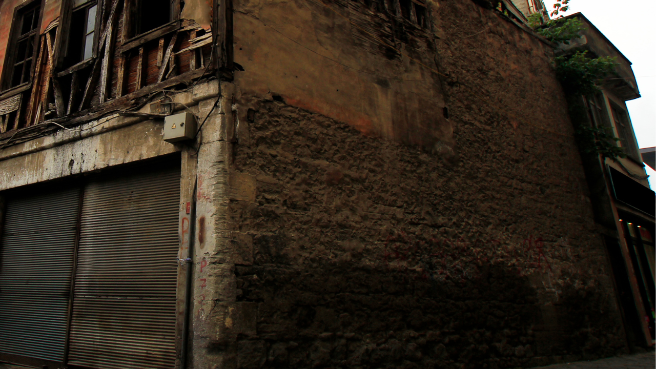 Издадени са над 10 предписания на собственика на сградата, от която спасиха 4 деца