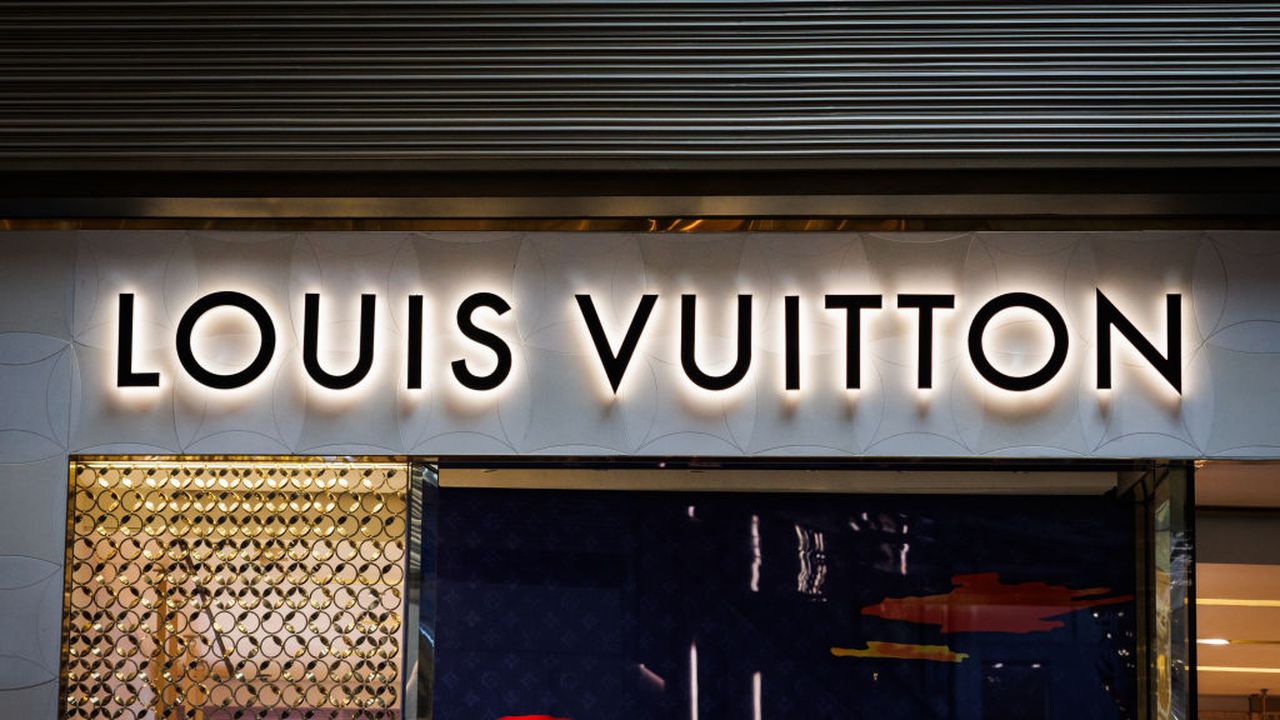 Автомобил се врязва в магазин на Louis Vuitton в Рим