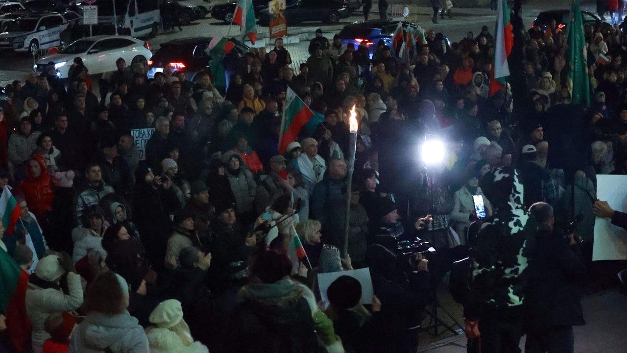 Протестиращи срещу приемането на еврото блокираха движението по бул. Цар