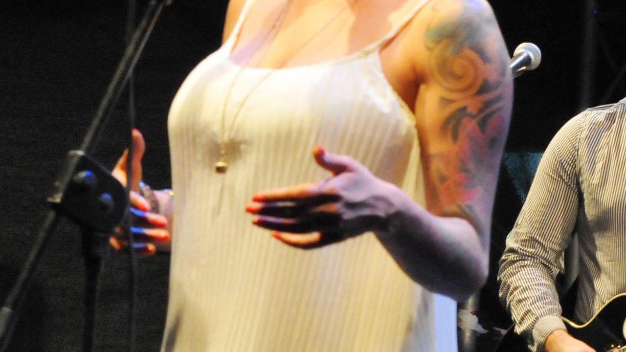 Рут Колева стана майка броени преди рождения си днес.Това стана