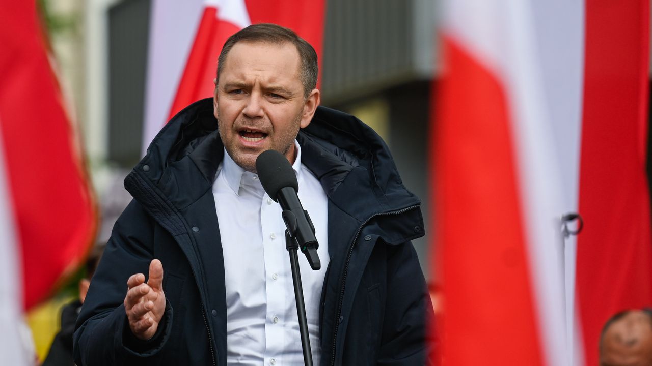 Кандидатът за президент Карол Навроцки призова десните избиратели да спасят Полша