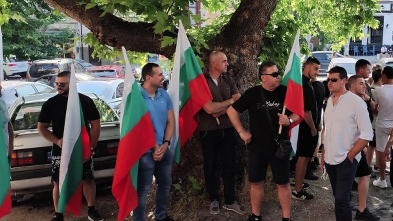 Над 500 души се събраха пред сградата на Областна дирекция