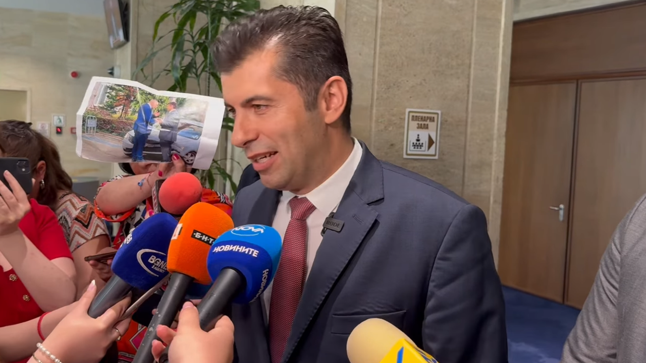 Кирил Петков за снимката с Антон Славчев: Вървях си свободно по тротоара и той ме спря