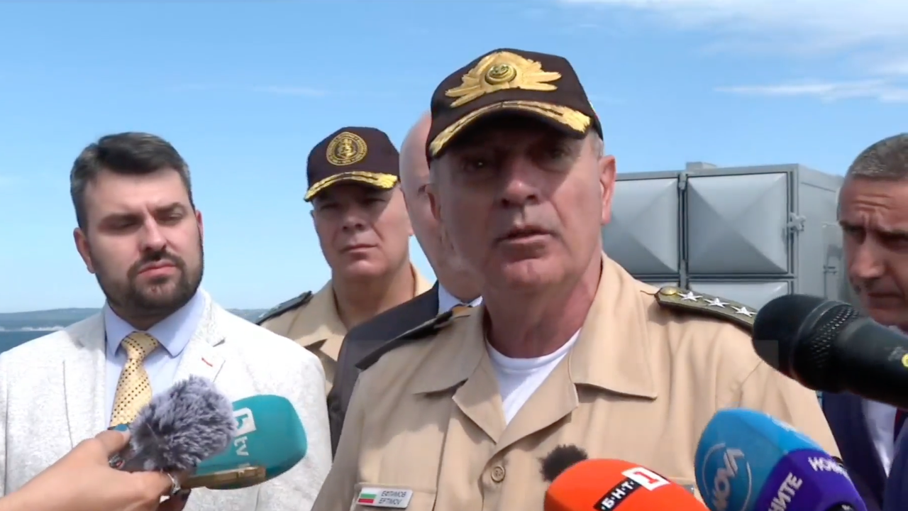 Адм. Ефтимов: Отказахме се от придобиването на подводници, по-добре надводни дронове