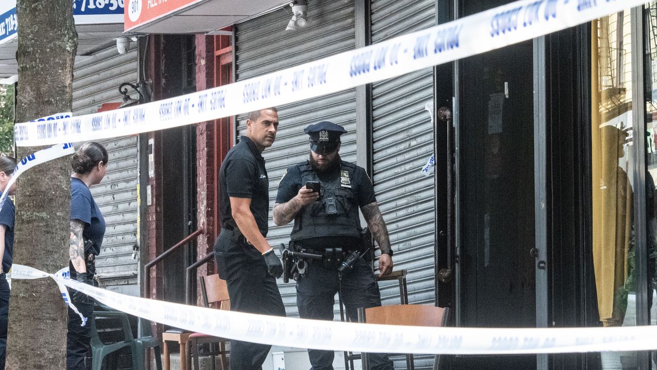 Най-малко трима души са починали, а осем са ранени след