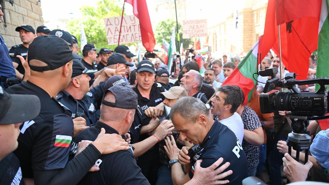 Полицаите, които според прокуратурата са пострадали при сблъсък с депутати