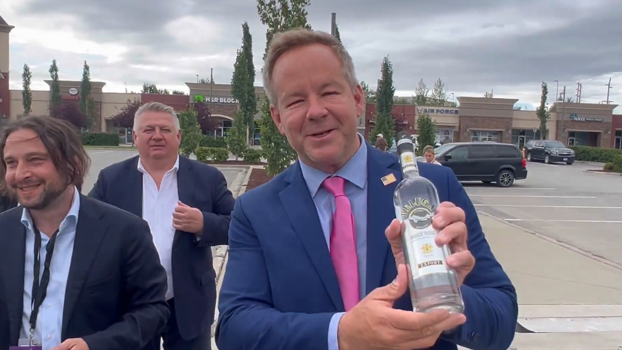 Репортерът, който попита Зеленски защо не носи костюм в Белия дом, получи водка от руски журналисти в Аляска