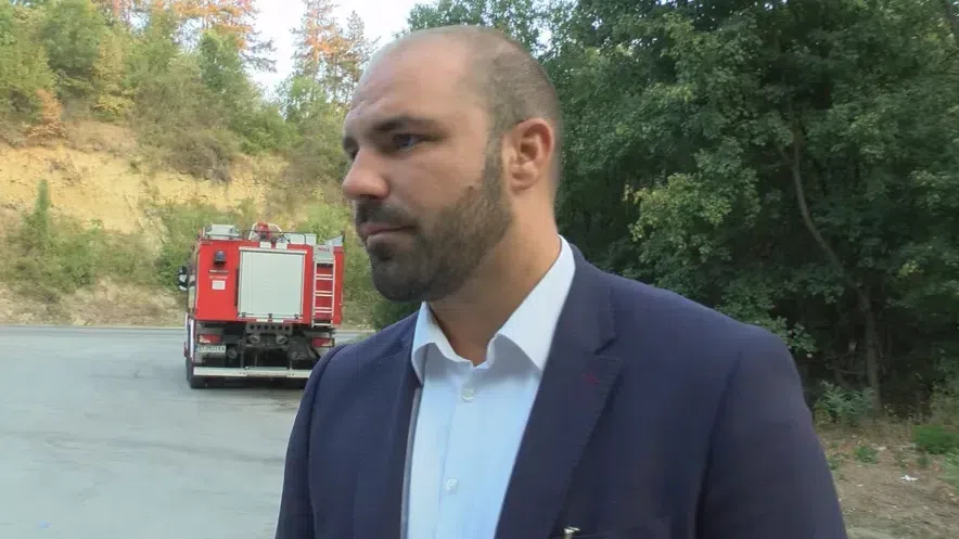 Пожарът който вчера избухна в труднодостъпна борова гора в местността