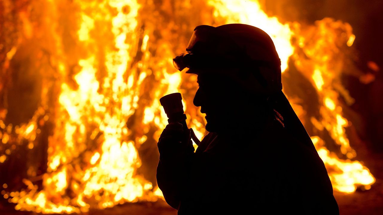 Пожарникар загина в Северозападна Испания, с което броят на жертвите