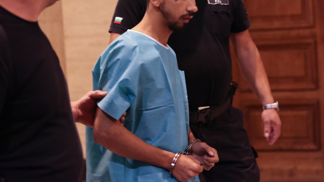 Видеоклипове с употреба на райски газ и скъпи коли в