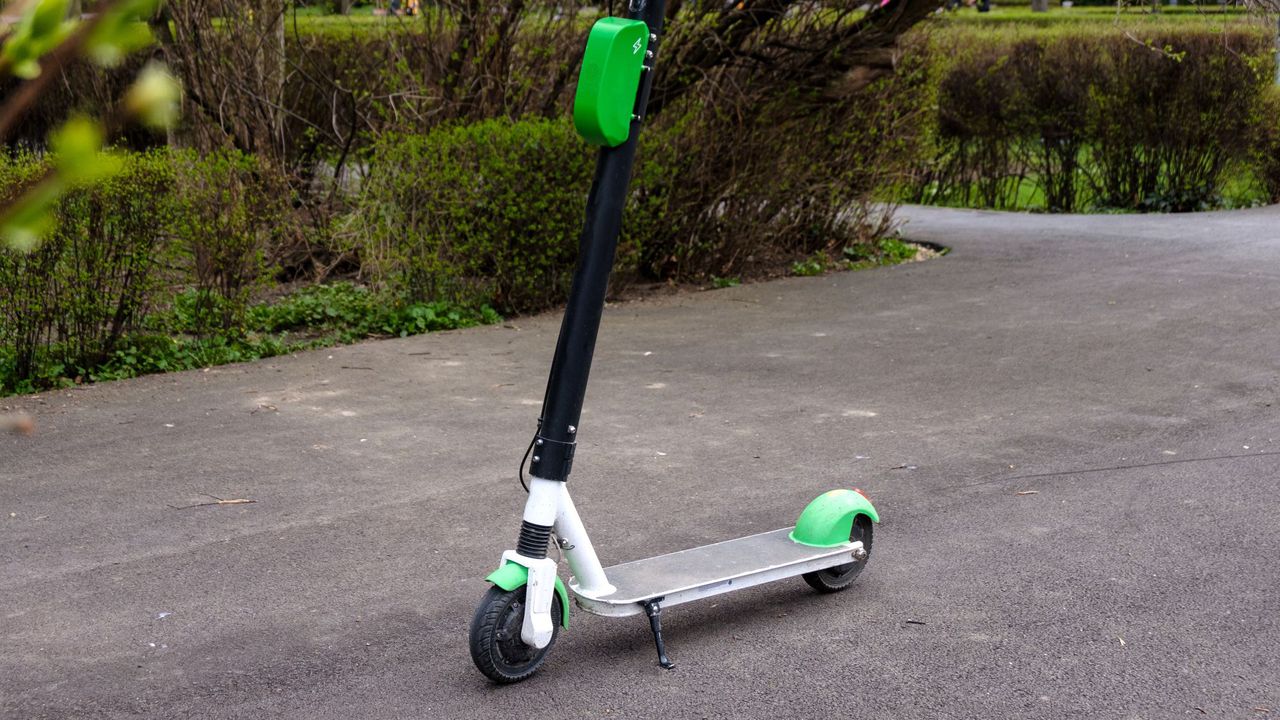 Мъж с тротинетка се блъсна в бус на "Гранична полиция" в Бургас