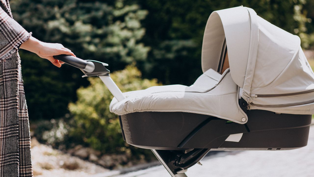 Автобус събори пътен знак върху бебешка количка във Велико Търново