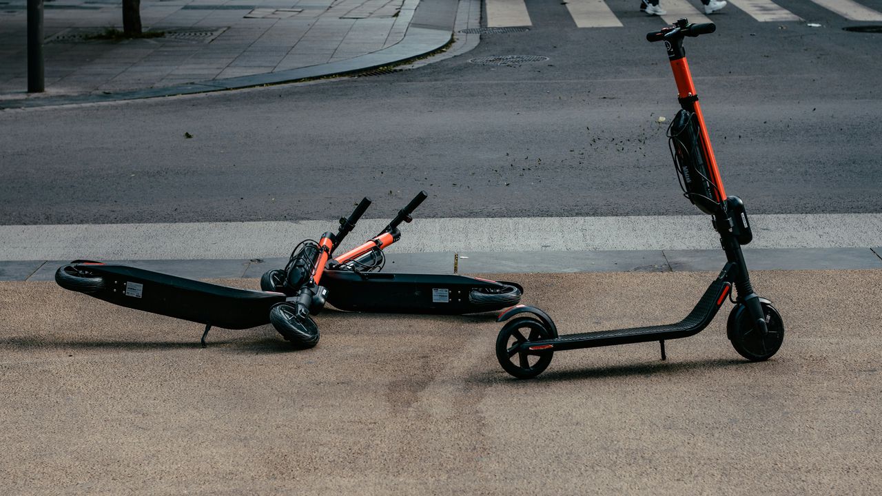 Двама 16-годишни на тротинетка пострадаха при катастрофа в Русе