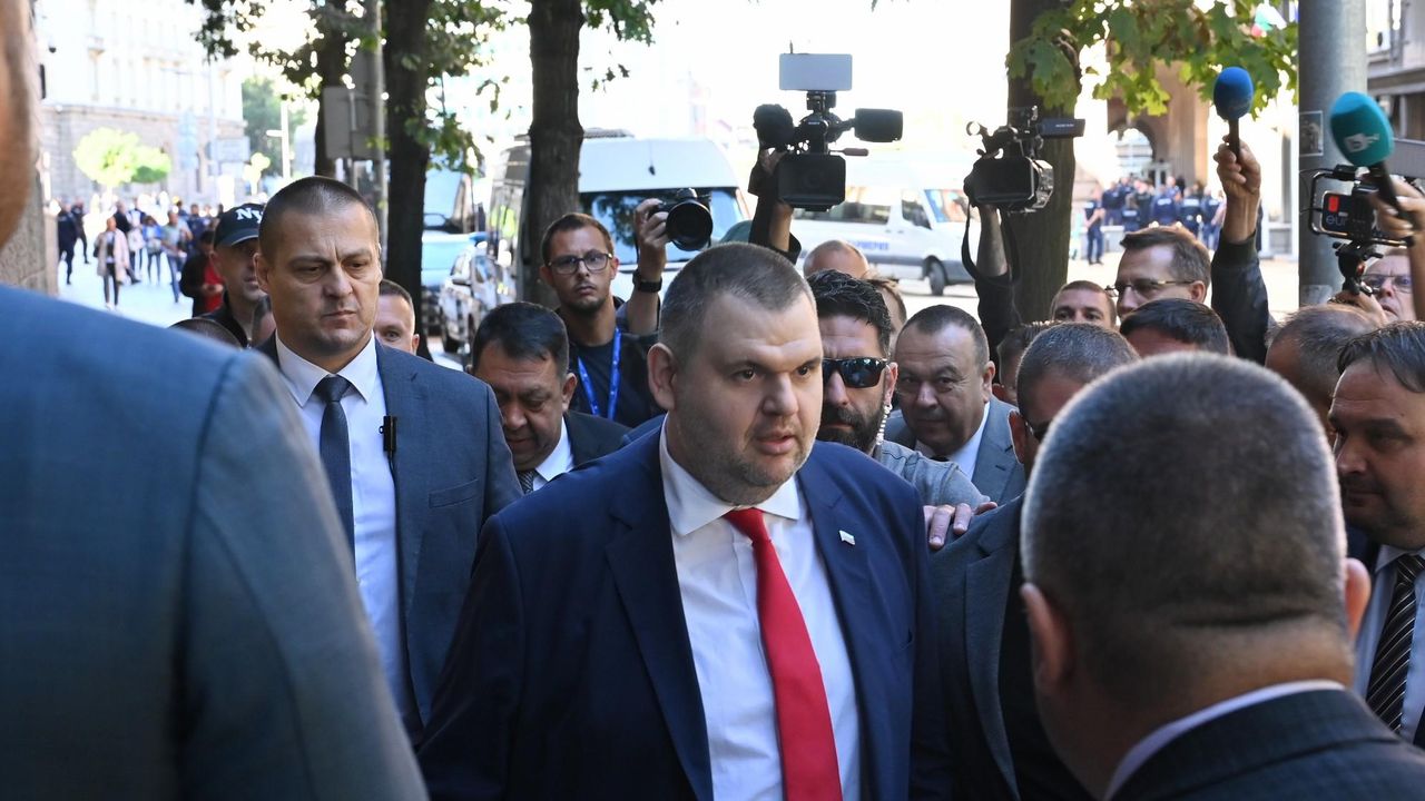 Гореща схватка в НС между Делян Пеевски и Асен Василев!