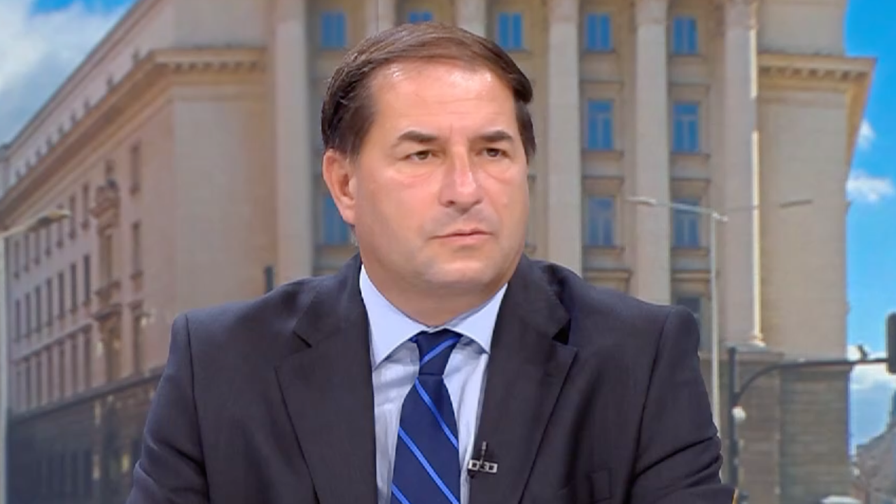 Доц. Борислав Цеков: Опозицията превръща мощния инструмент вот на недоверие във водно пистолетче