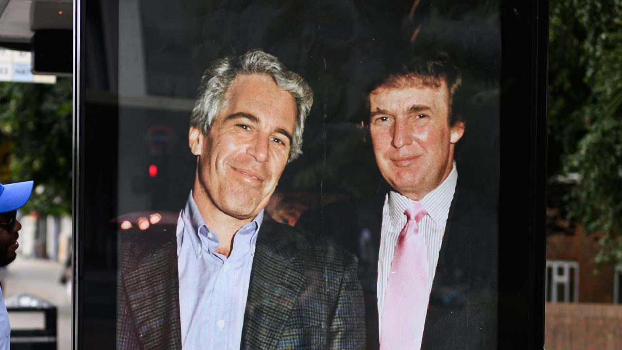 Пуснаха под гаранция четиримата, прожектирали филм за Тръмп и Епстийн върху замъка Уиндзор