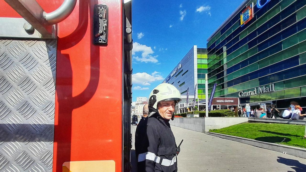 В 14:22 часа е получен сигнал за пожар в мол