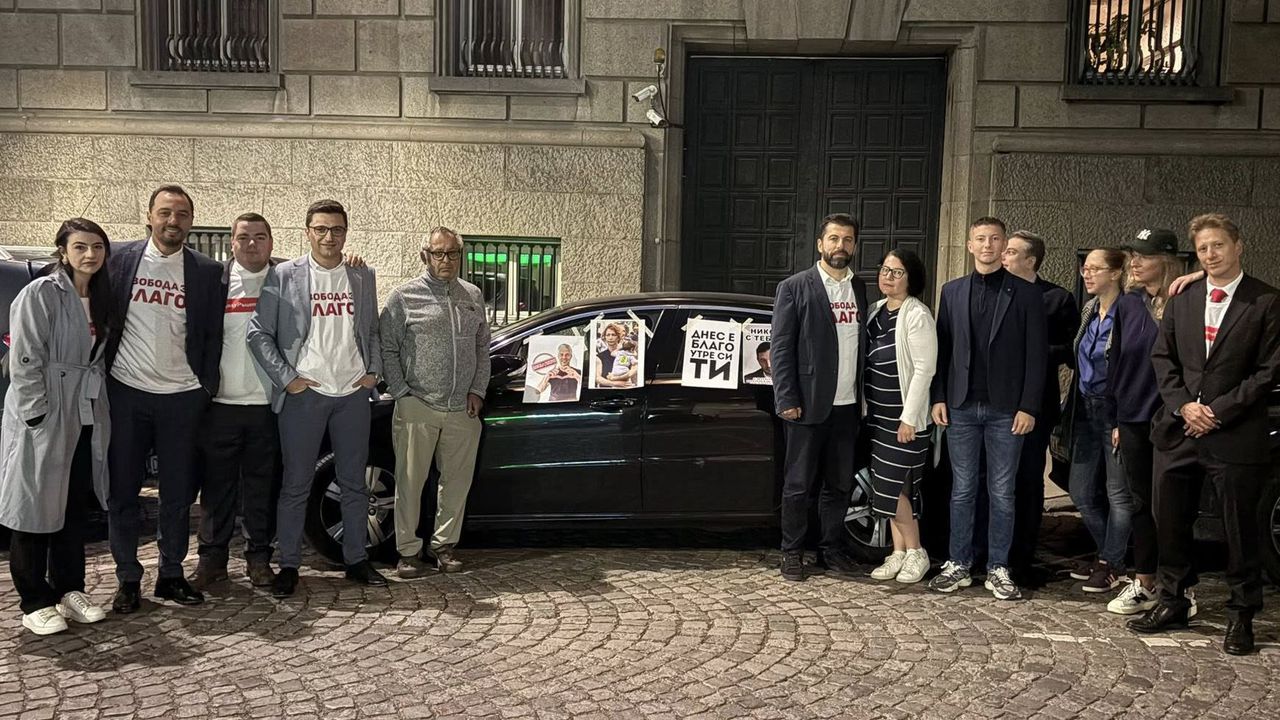 "Промяната" с подкрепа към Коцев: Автомобили блокираха входа на служебния паркинг на НС