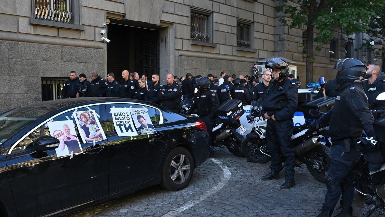 Полицай, охраняващ протеста, който се провежда в момента пред Народното
