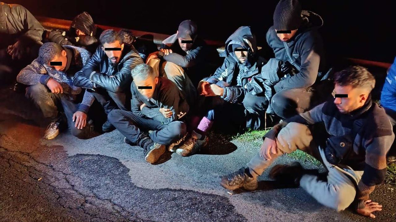 Задържаха 11 бежанци край Бургас