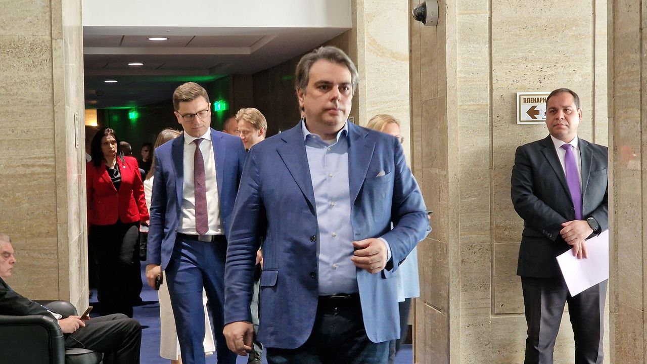 Асен Василев: Управляващите приеха най-пагубния бюджет в новата история на България