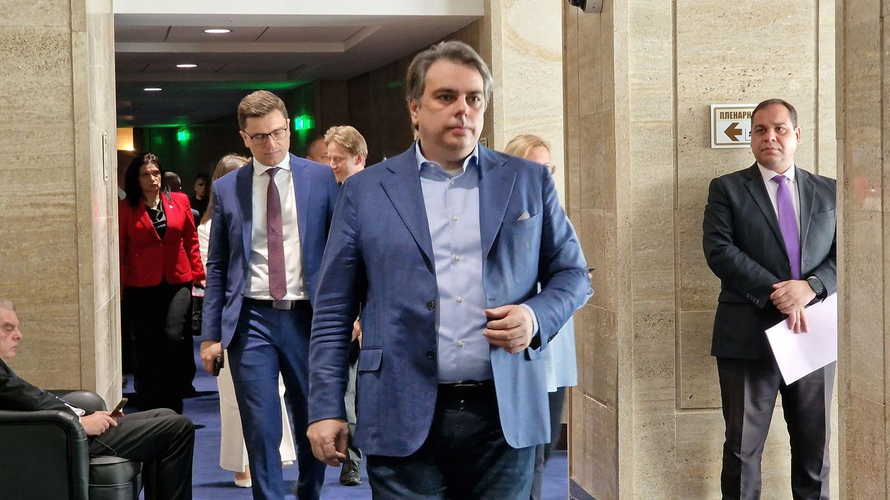 Асен Василев: Управляващите приеха най-пагубния бюджет в новата история на България