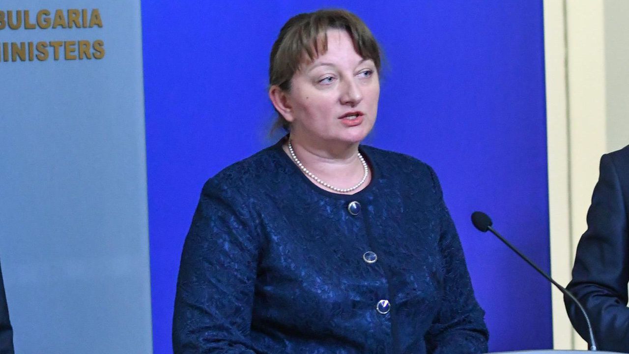 Деница Сачева: Важно е да има трайно решение за коледните и великденските добавки