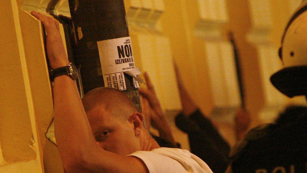 Група за фалшифициране на документи е разбита в Сърбия, сред арестуваните има и полицаи