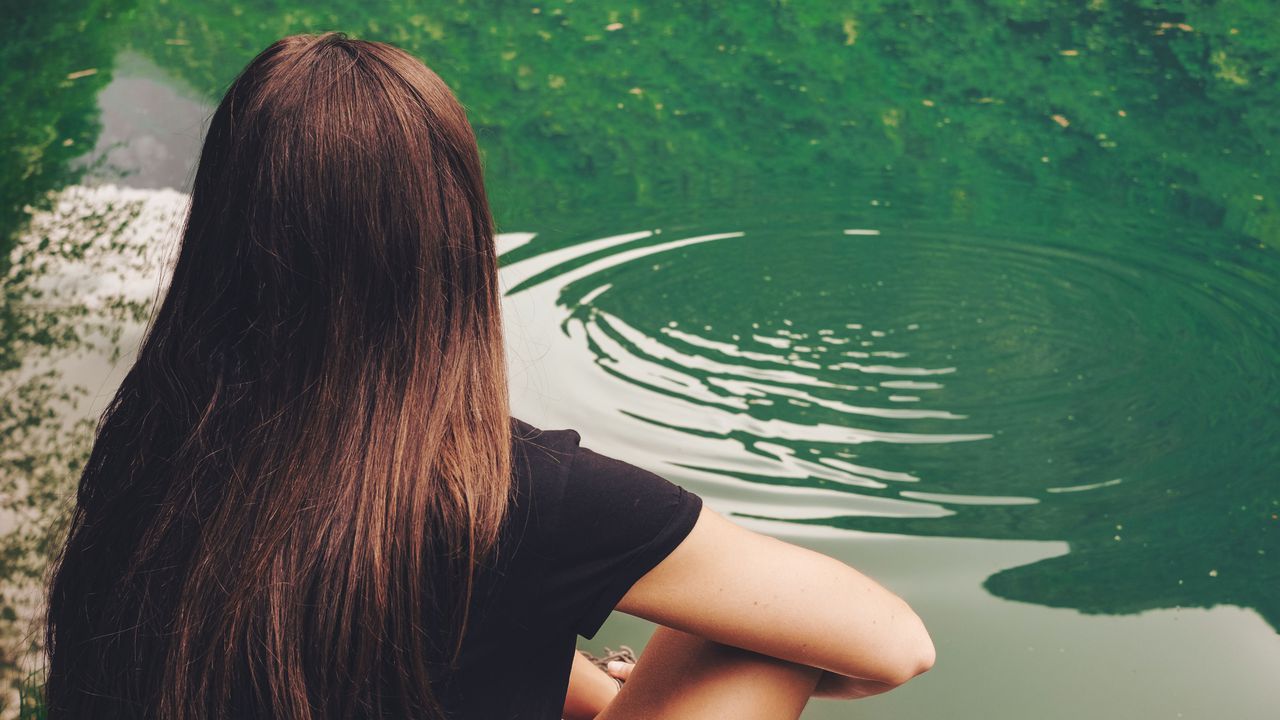 Денят е като прозрачно езеро — може да видите отражението на истинската си същност