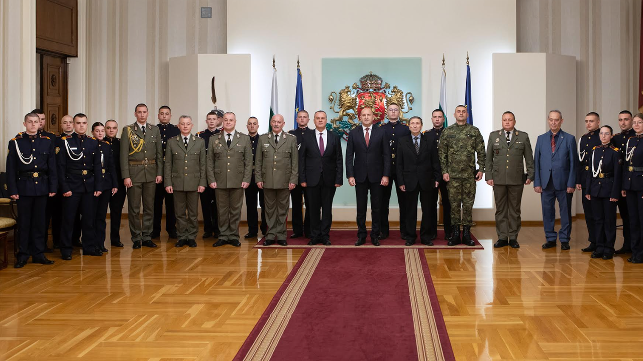 Радев отличи с Почетния знак на президента трима военнослужещи по повод бойния празник на Сухопътните войски