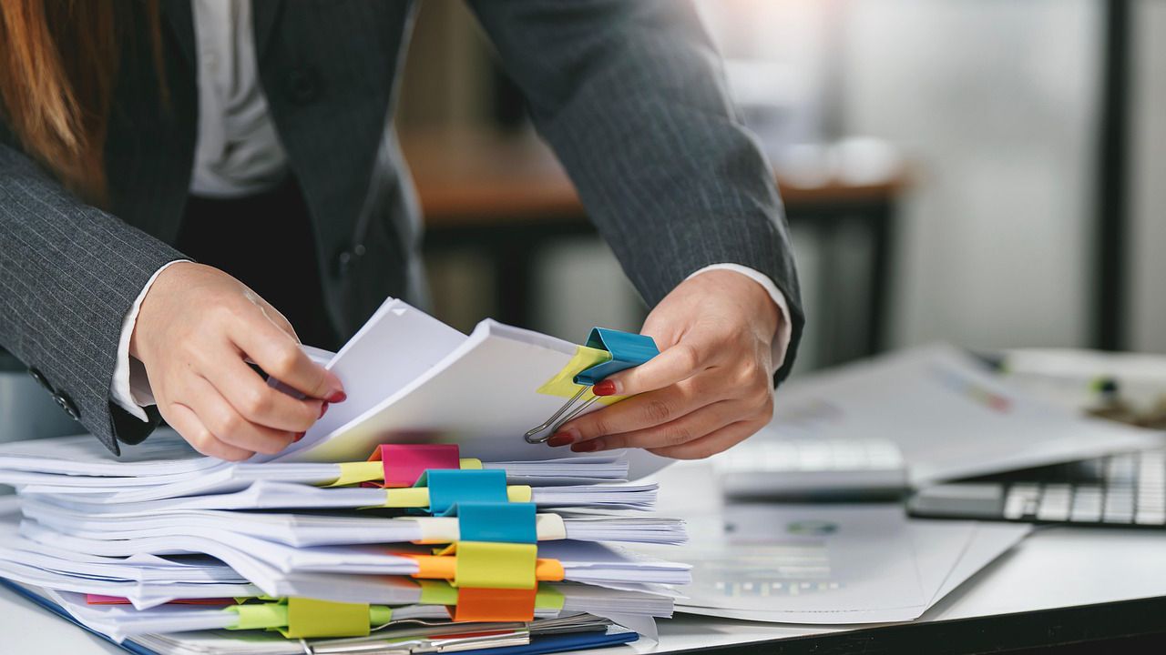 Служители в администрациите започват серия от протести