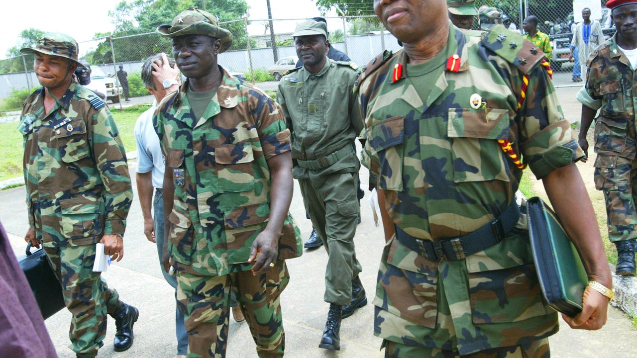 Нигерийски генерал мобилизира армията в издирване на отвлечени момичета