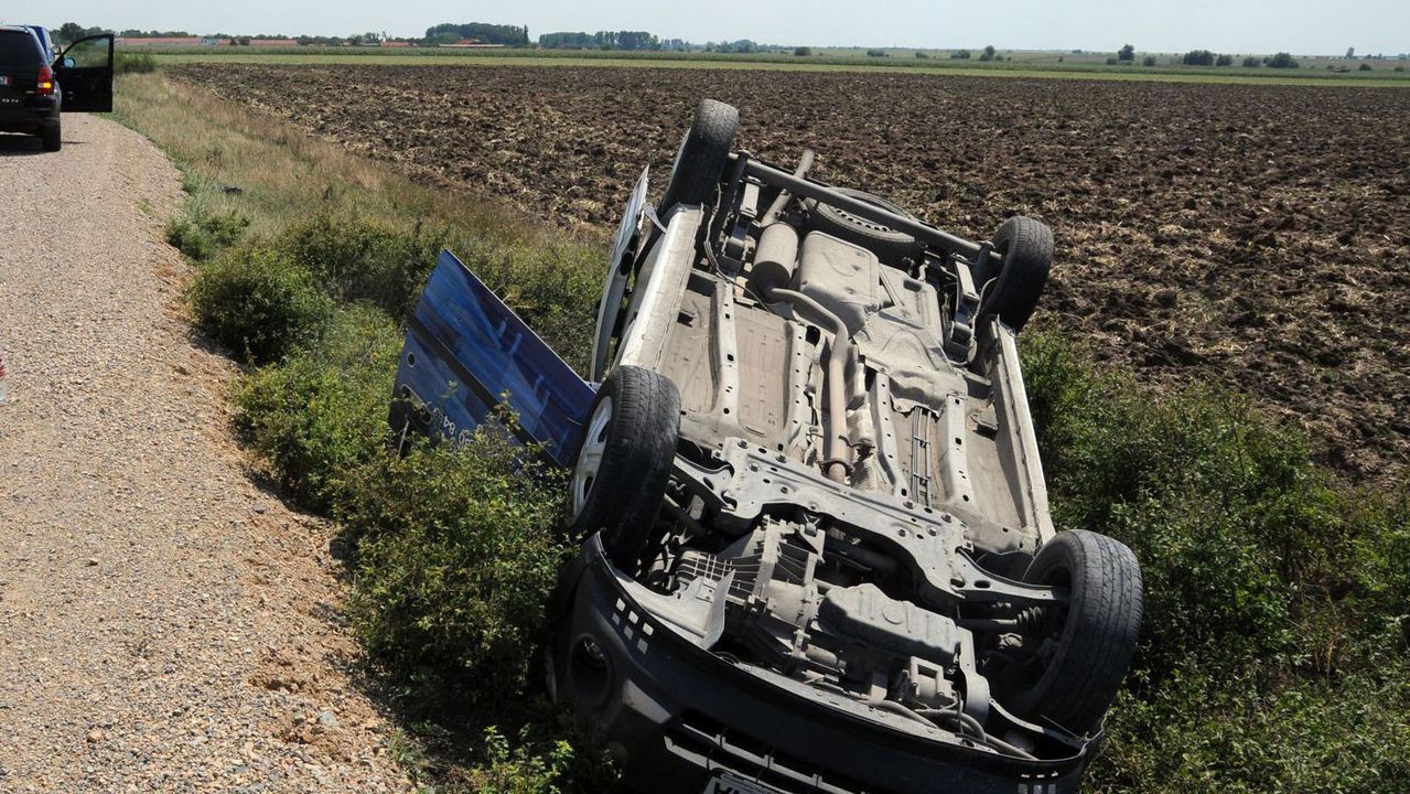 Млад шофьор е в болница след катастрофа в първите часове