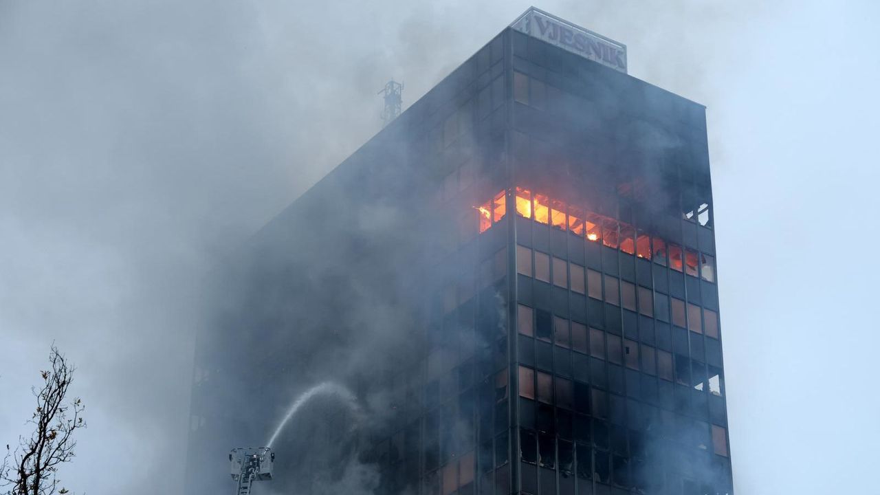 Голям пожар обхвана 16-етажна сграда в Загреб