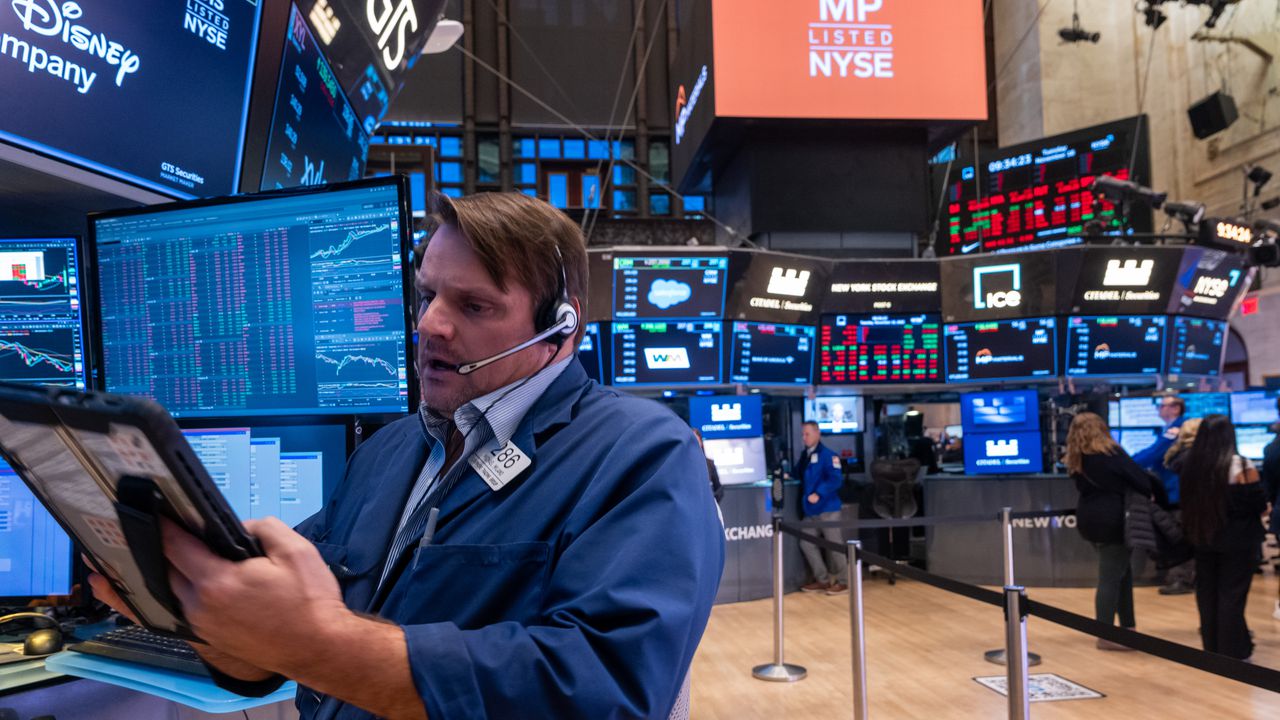 Спад бележи ранната търговия на Уолстрийт